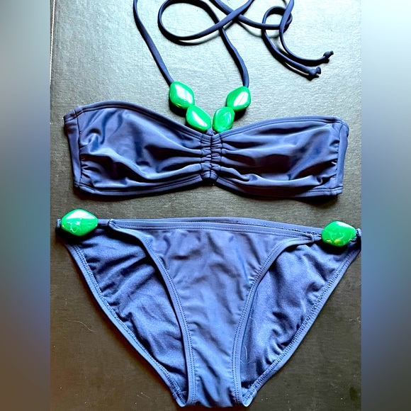 Bikini - Picture 1 of 4